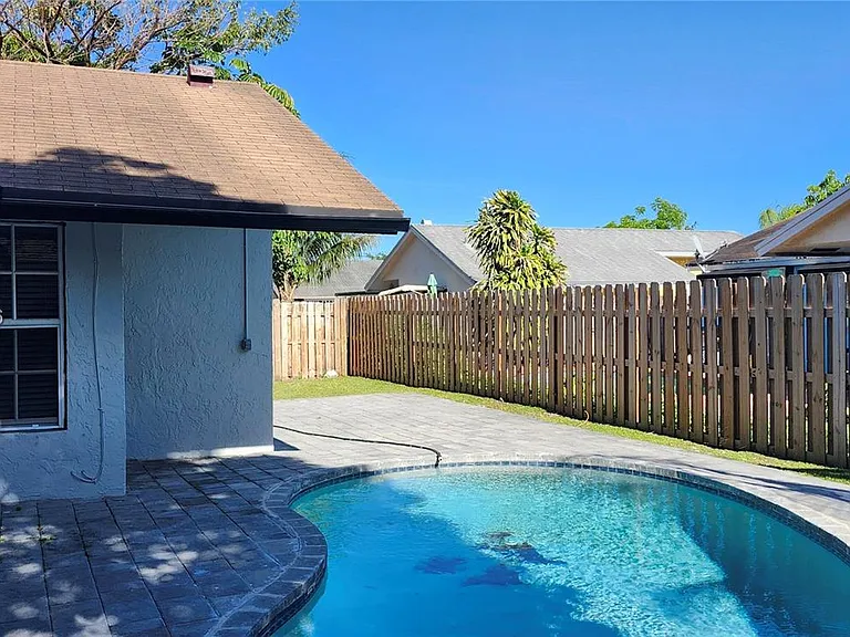 8120 SW 4th Ct — Photo 18