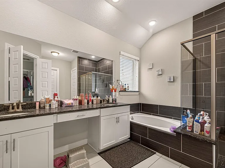 2209 Hidden Meadow Ln — Photo 31