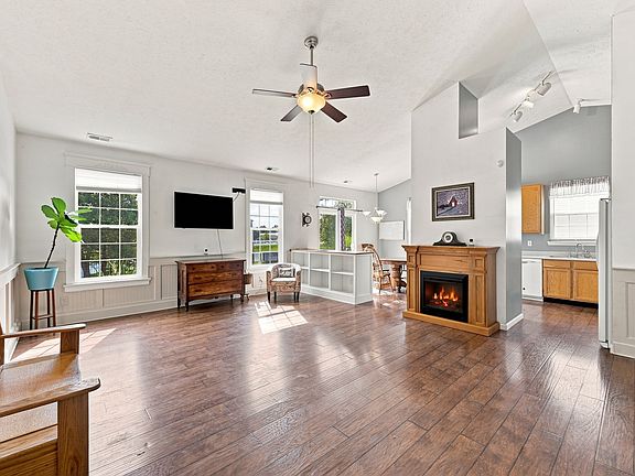 3rd image of 869 Tyne Cir