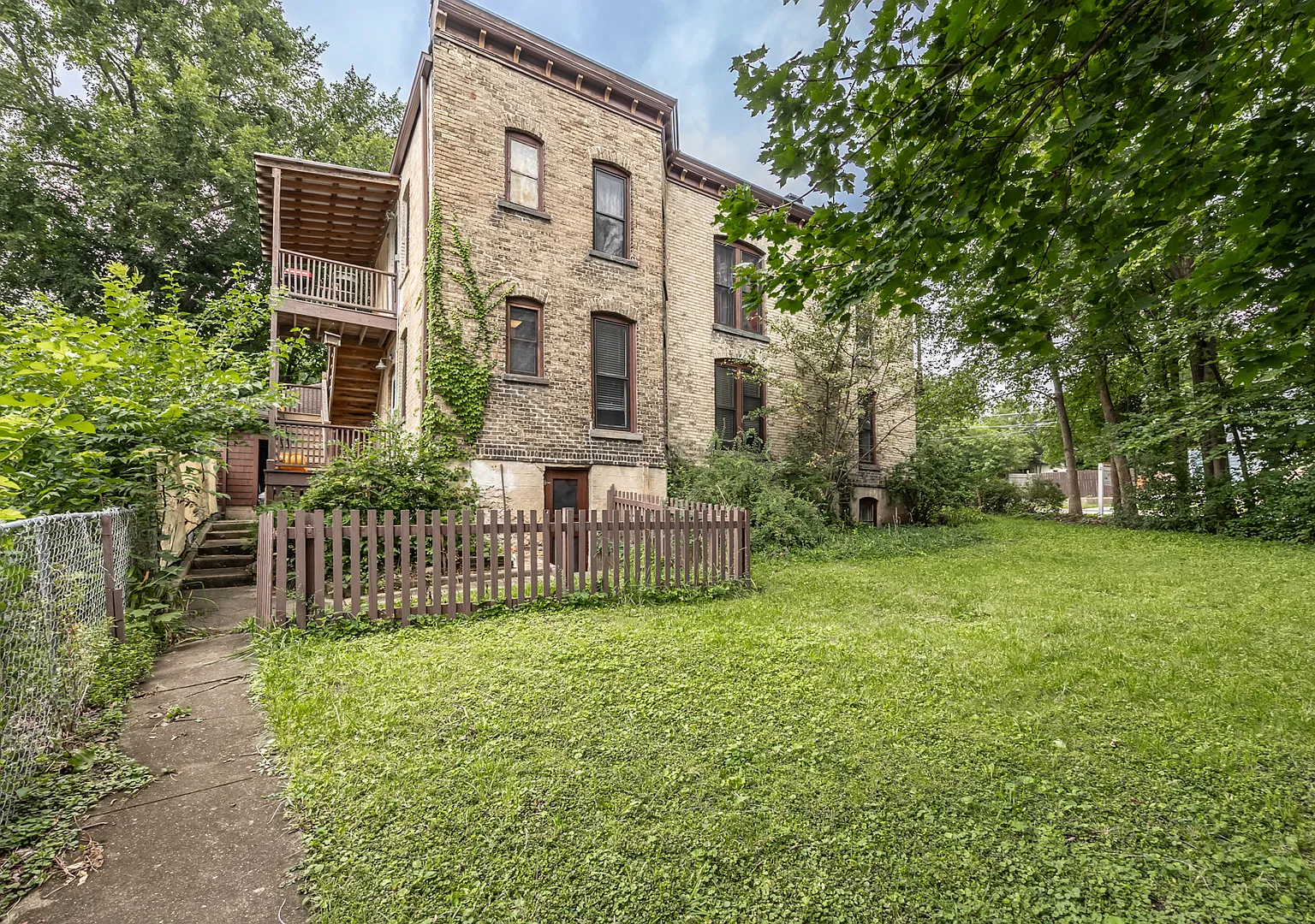 2 bed, 1074 sqft, $1,350 — Photo 3