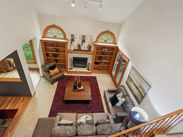 1824 NW 90th St, Clive, IA 50325