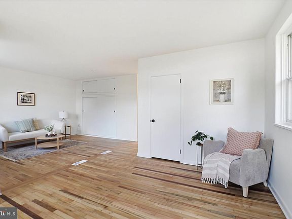5th image of 218 Hershey Ave