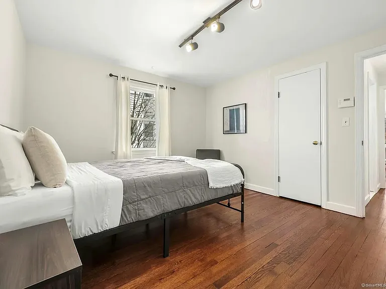 584 Courtland Ave — Photo 11