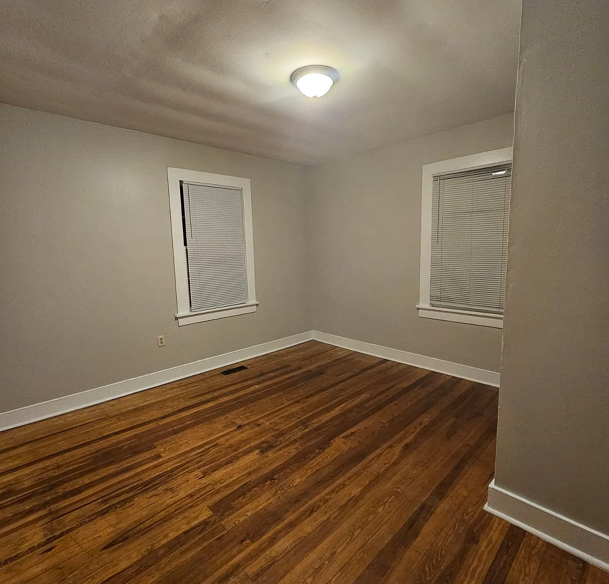 3 bed, 904 sqft, $945 — Photo 3