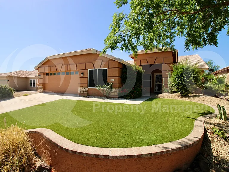 913 E Gary Ln — Photo 2