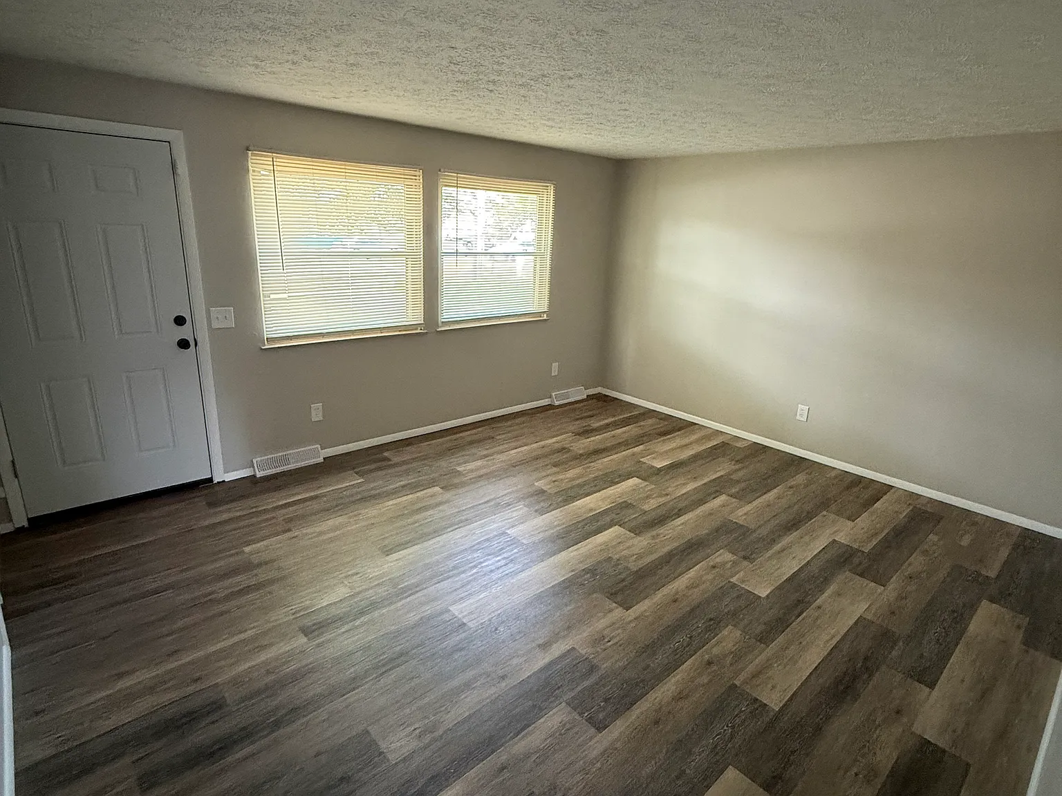 3 bed, 1.5 bath, 1650 sqft, $1,300 — Photo 3