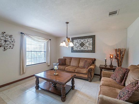 5th image of 2813 Crestwood Dr