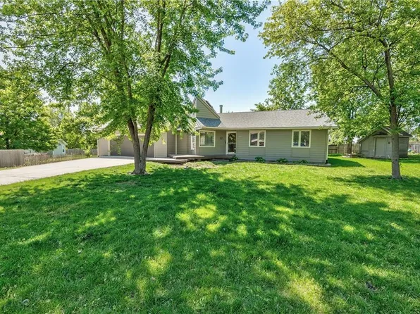 105 E Cedar St, Spring Hill, KS 66083