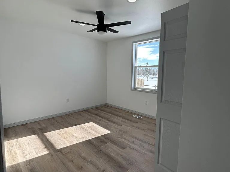 914 Riverbend St — Photo 16