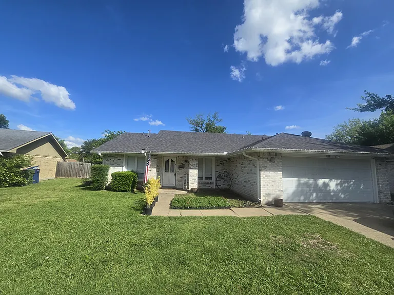 422 Woodmere Dr — Photo 1