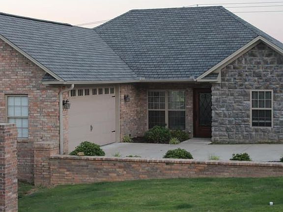 4th image of 15 Village Ct