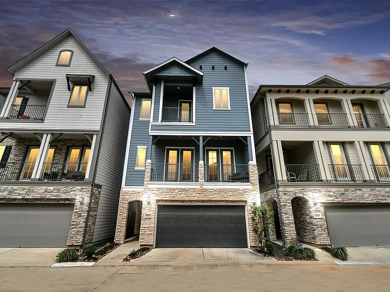 11012 Mikula Dr — Photo 1