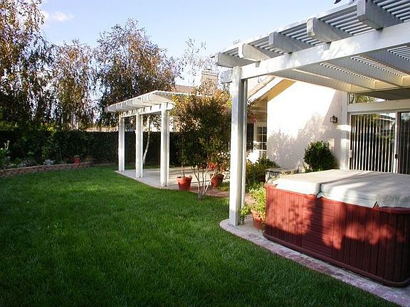 Lovely backyard w/spa