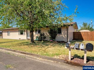 570 S 4th St, Harrisburg, OR 97446
