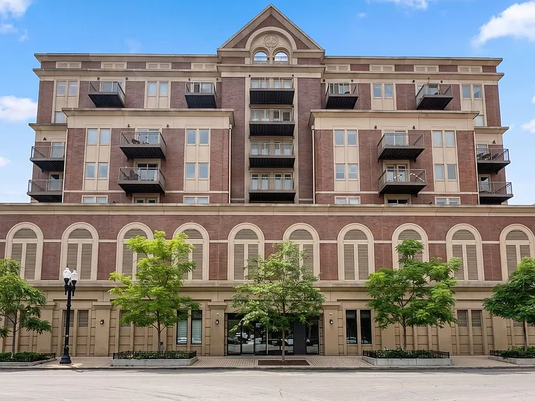 Gorgeous Historical Apartments Near Beach in East Rogers Park — Photo 22