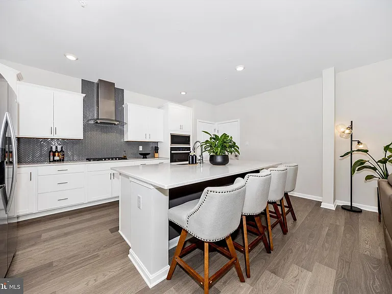 700 Bond St — Photo 12