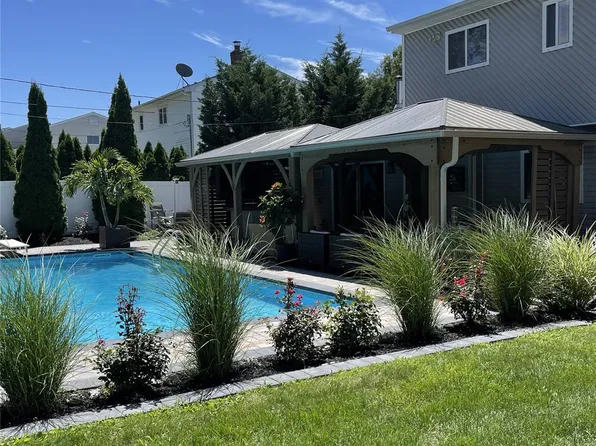 41 Roberta Avenue, Farmingville, NY 11738