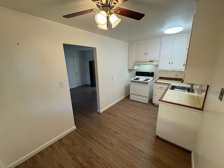 2727 V Street - Apts — Photo 7