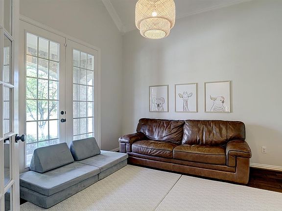 5th image of 107 S Vershire Cir