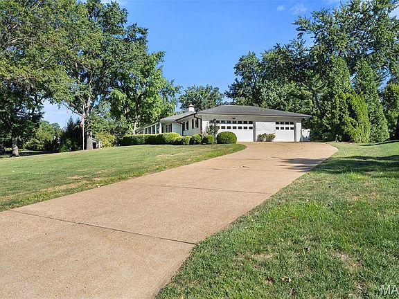 3rd image of 10228 Thornwood Dr