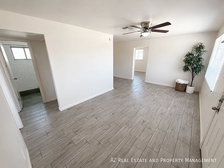 Bright & Comfortable Living in Prime Phoenix Location — Photo 2