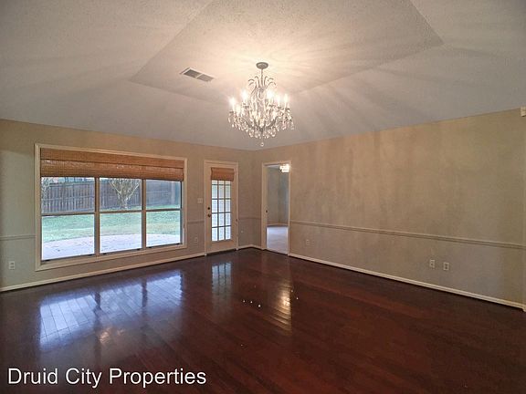3rd image of 710 Richmond Pl