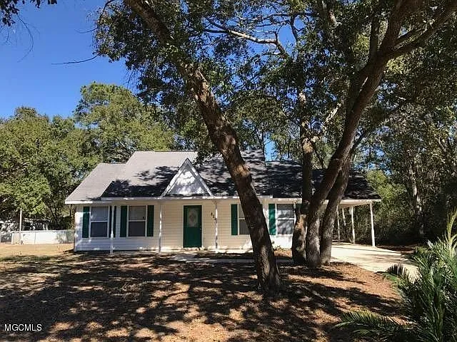 Charming Coastal Retreat in Ocean Springs, 2-bedroom 2-Bath home — Photo 1