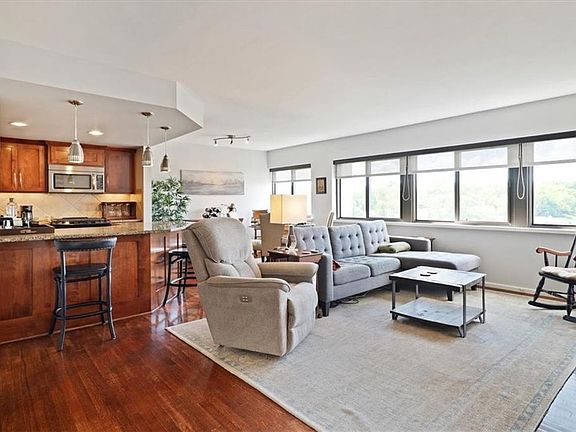 2nd image of 803 W 48th St APT 1106