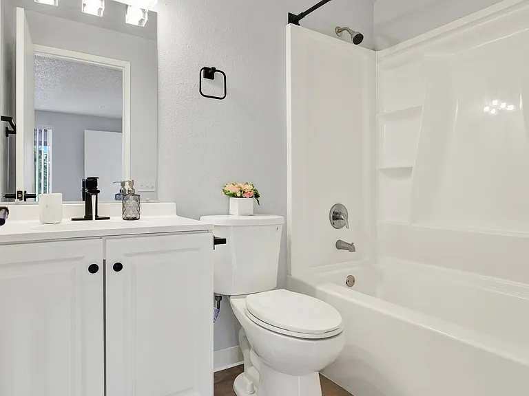 Capri Apartments — Photo 40