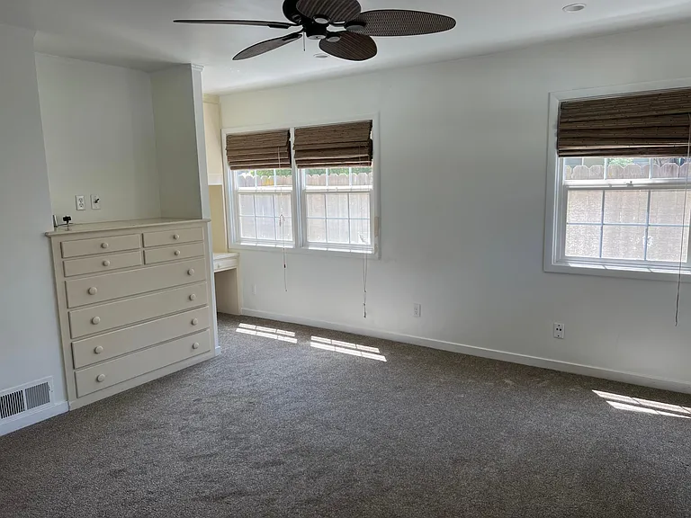 690 W B St — Photo 11