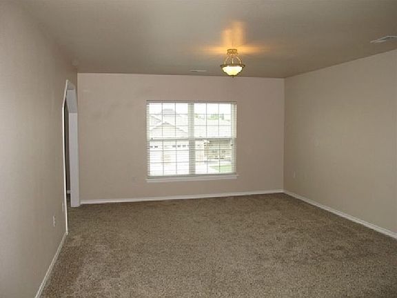 4th image of 713 Lupine Dr S
