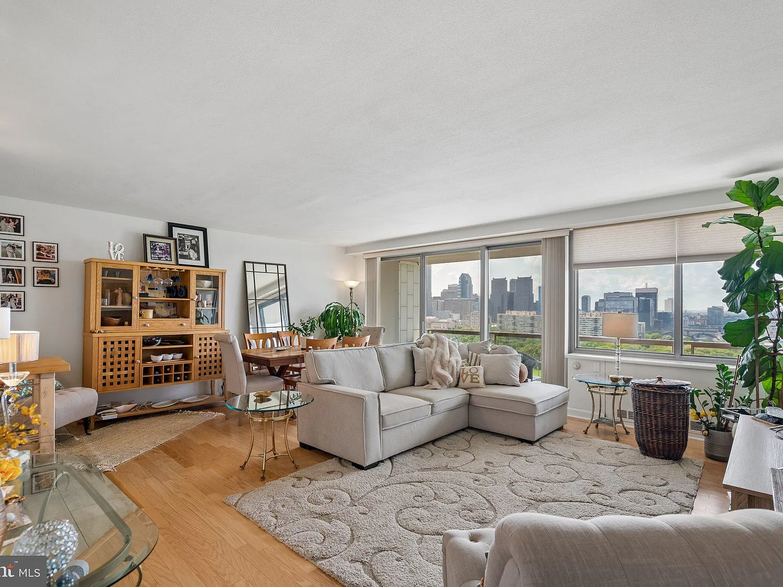 Studio, 656 sqft, $1,900 — Photo 2