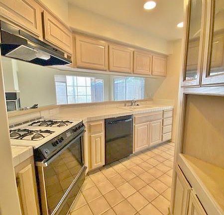 5th image of 2432 De La Vina St #A