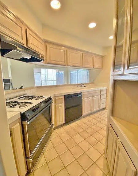 2432 De La Vina St #A — Photo 5