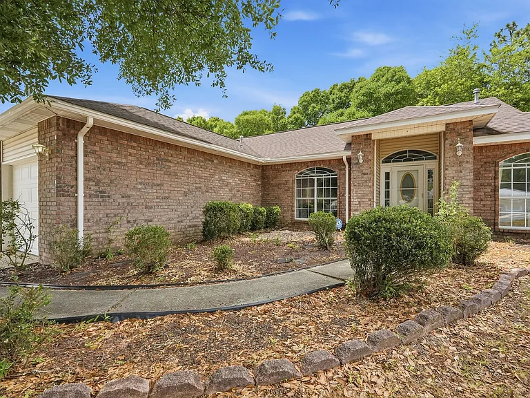 123 Steeplechase Dr — Photo 2