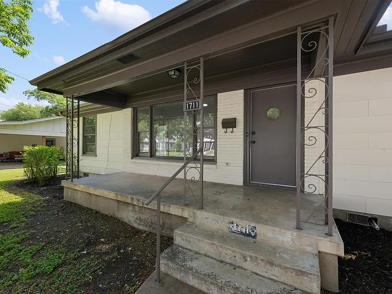 1711 S Main St — Photo 2