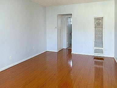 3rd image of 10531 Western Ave