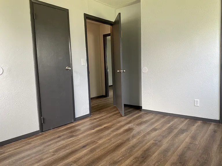2302 S Saint Clair Ave — Photo 20