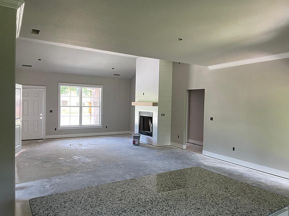 3rd image of 32 Lockhart Dr