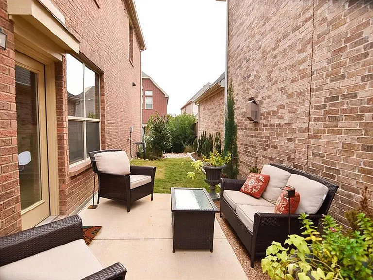 1708 Estacado Dr — Photo 16