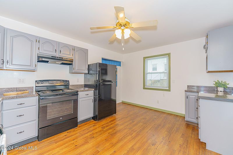 4th image of 224 Washington Ave E