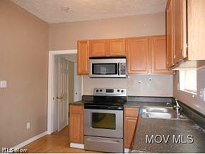 4th image of 825 32nd St