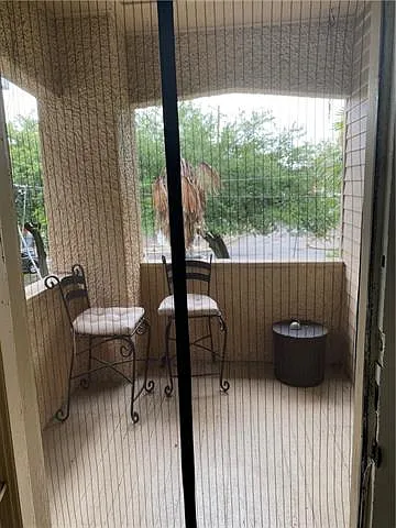 2 bed, 1.0 bath, 1129 sqft, $2,000 — Photo 3