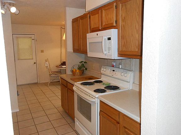 LARGE KITCHEN PERFECT FOR THE CHEF!!
