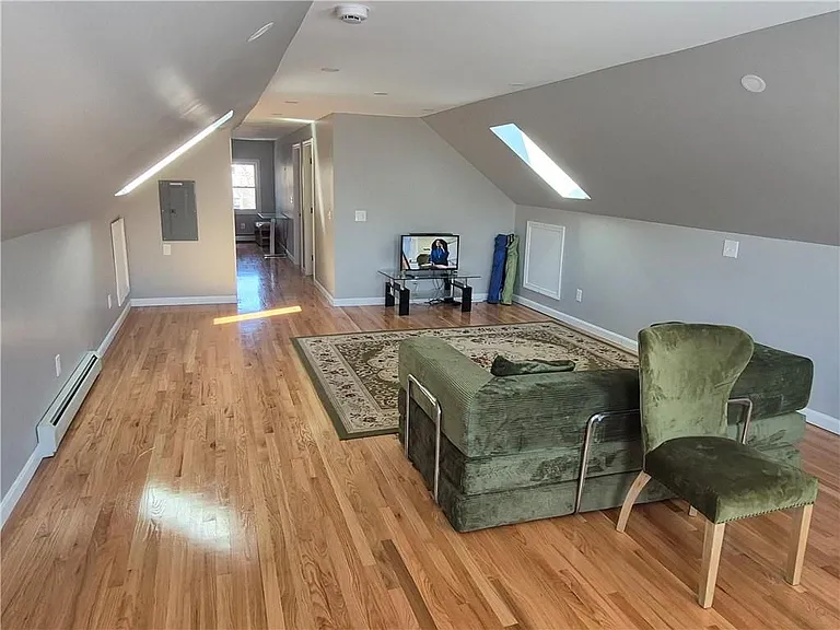 76 Pembroke Ave — Photo 2