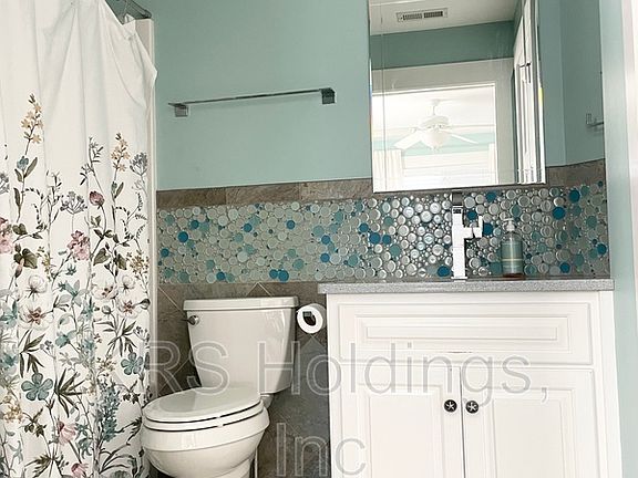3rd image of 2604 E Pembroke Ave