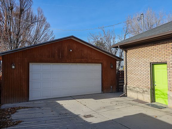View of driveway/garage
