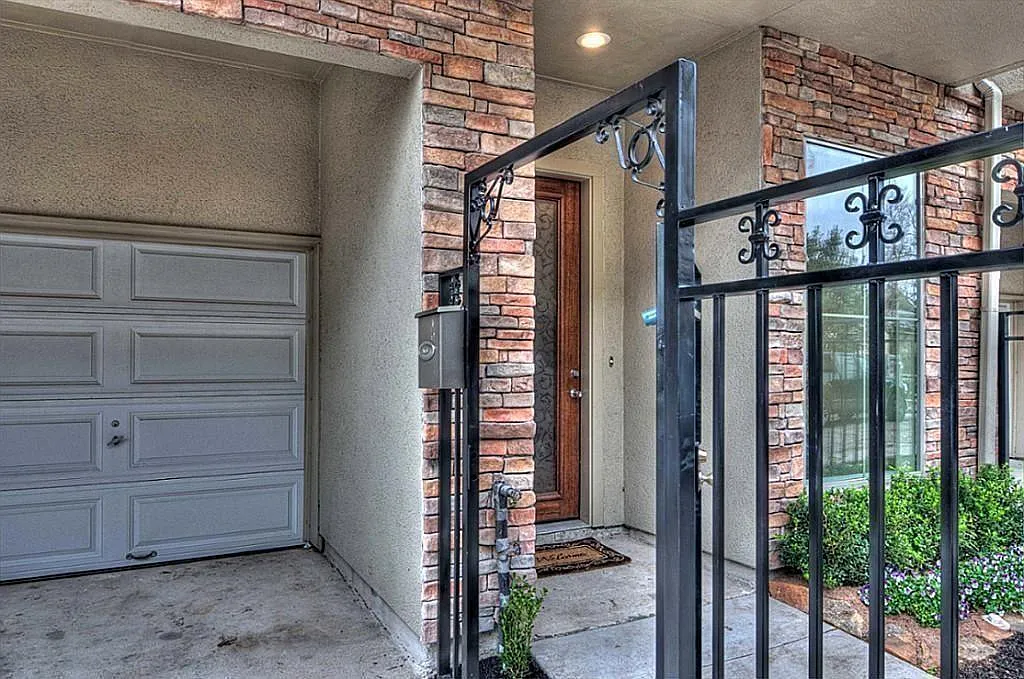 3 bed, 3.5 bath, 2708 sqft, $2,795 — Photo 2