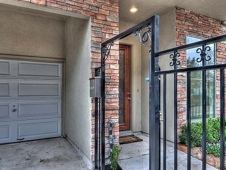 3505 Jackson St — Photo 2