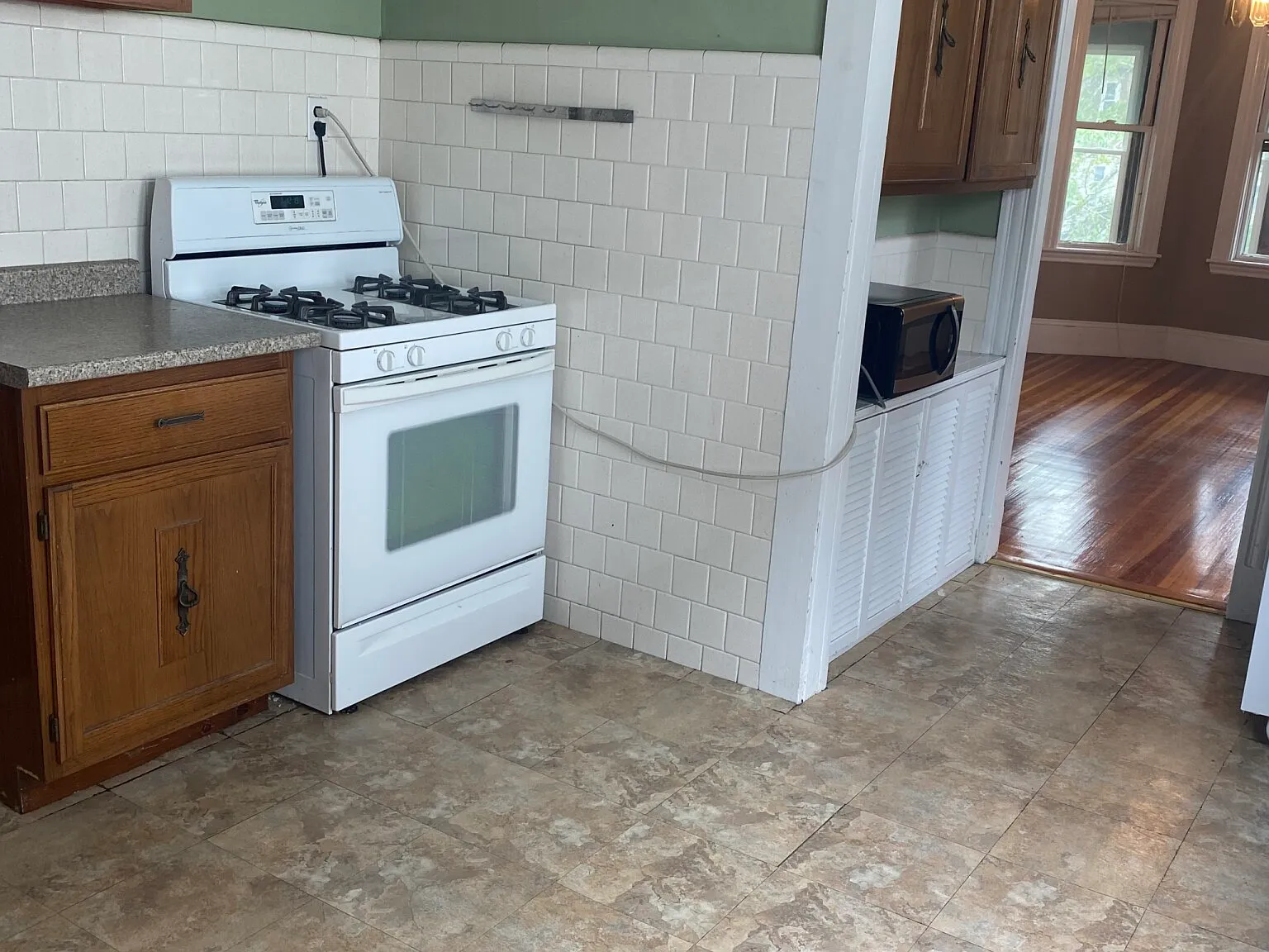 3 bed, 1300 sqft, $3,295 — Photo 2